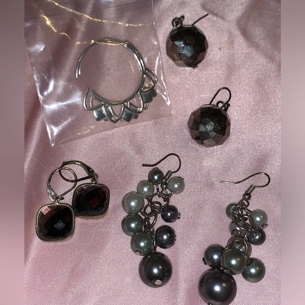 4 pairs of woman earrings